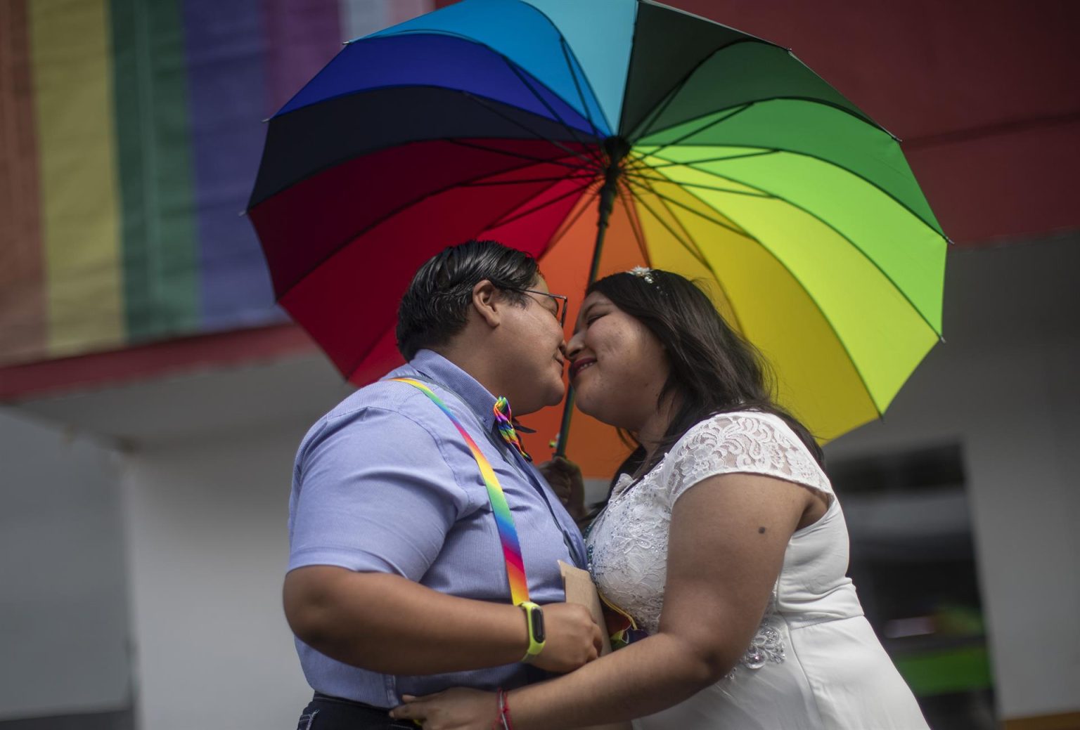 Fotografía de archivo de cientos de parejas LGBT que contraen matrimonio en el registro civil de la Ciudad de México (México). EFE/ Isaac Esquivel