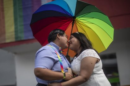 Fotografía de archivo de cientos de parejas LGBT que contraen matrimonio en el registro civil de la Ciudad de México (México). EFE/ Isaac Esquivel