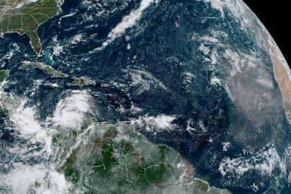 Imagen satelital cedida por la Oficina Nacional de Administración Oceánica y Atmosférica de Estados Unidos (NOAA) a través del Centro Nacional de Huracanes (NHC), en la que se muestra el estado del clima en el Atlántico. EFE/NOAA-NHC /SOLO USO EDITORIAL /NO VENTAS /SOLO DISPONIBLE PARA ILUSTRAR LA NOTICIA QUE ACOMPAÑA /CRÉDITO OBLIGATORIO