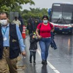 Migrantes venezolanos son detenidos por militares y policías guatemaltecos, el jueves 20 de octubre de 2022, en El Cinchado (Guatemala). EFE/ Esteban Biba