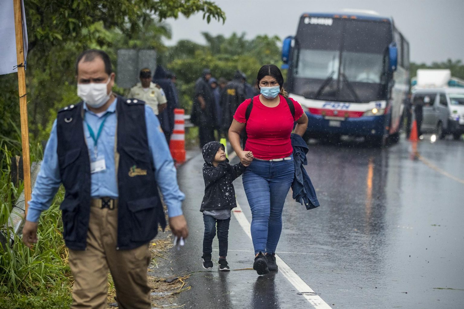 Migrantes venezolanos son detenidos por militares y policías guatemaltecos, el jueves 20 de octubre de 2022, en El Cinchado (Guatemala). EFE/ Esteban Biba