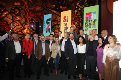 Fotografía grupal de empresarios y políticos, posando hoy durante la conferencia de prensa de la nueva Alianza Ciudadana "Unidos" en el Polyforum Cultural Siqueiros en la Ciudad de México(México). EFE/Mario Guzmán