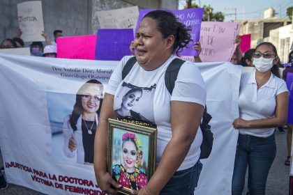 Familiares, amigos y activistas participaron en una marcha para exigir justicia el feminicidio de Natalie Díaz Morales, el 4 de octubre de 2022, en la ciudad de Tehuantepec, Oaxaca (México). EFE/ Luis Villalobos