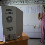 Fotografía de archivo fechada el 1 de octubre de 2022, que muestra a una inspectora electoral mientras prepara un puesto de votación, en una escuela de Brasilia (Brasil). EFE/ Joédson Alves