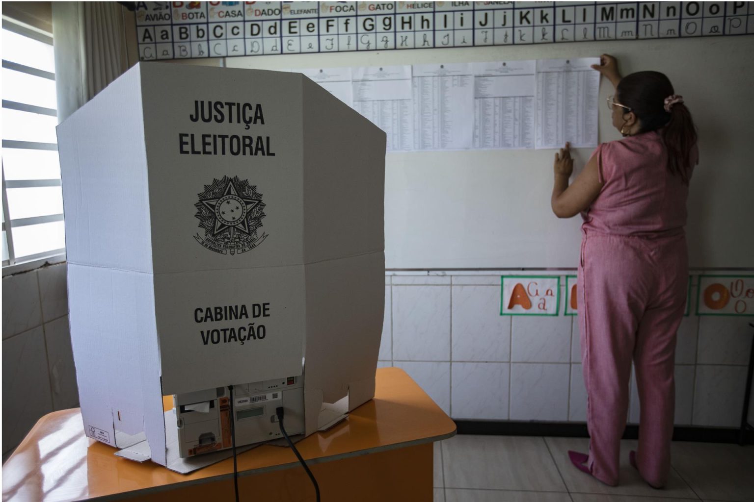 Fotografía de archivo fechada el 1 de octubre de 2022, que muestra a una inspectora electoral mientras prepara un puesto de votación, en una escuela de Brasilia (Brasil). EFE/ Joédson Alves