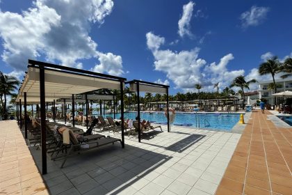 Fotografía de la zona de albercas del hotel RIU Palace Riviera Maya, el 12 de octubre de 2022, en el balneario de Cancún, Quintana Roo (México). EFE/ Lourdes Cruz