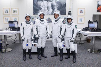 Fotografía del 20 de abril de 2022 cedida por la NASA donde aparecen los astronautas de la misión Crew-4, (de izq. a dcha.), la especialista en misiones, Jessica Watkins; el piloto, Bob Hines; el comandante, Kjell Lindgren, y la especialista en misiones, Samantha Cristoforetti, durante el ensayo general seco SpaceX Crew-4 en la sala de trajes dentro del edificio de Operaciones Neil A. Armstrong del Centro Espacial Kennedy en Florida. EFE/Kim Shiflett/NASA /SOLO USO EDITORIAL /NO VENTAS /SOLO DISPONIBLE PARA ILUSTRAR LA NOTICIA QUE ACOMPAÑA /CRÉDITO OBLIGATORIO