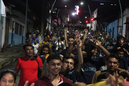 Migrantes indocumentados de origen venezolano caminan en la madrugada de hoy en una caravana en el municipio de Tapachula, en Chiapas, (México). EFE/Juan Manuel Blanco