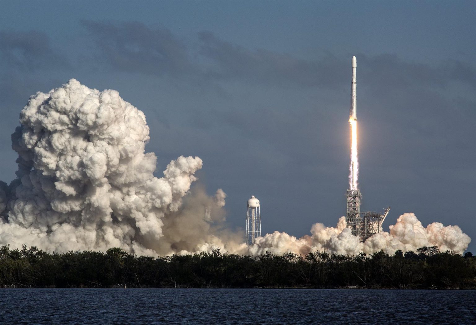 Fotografía del cohete Falcon Heavy despegando desde Cabo Kennedy, en Florida (EE.UU.). Imagen de archivo. EFE/CRISTOBAL HERRERA