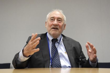 El Nobel de Economía y profesor de la Universidad de Columbia, Joseph Stiglitz, habla durante una entrevista con Efe hoy, en la sede del Fondo Monetario Internacional (FMI) en Washington (EEUU). EFE/ Lenin Nolly