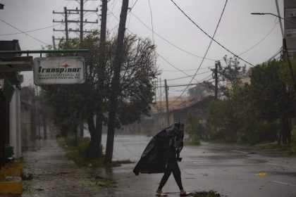 Un hombre camina en una calle con destrozos dejados por el paso del huracán Ian en Pinar del Río (Cuba). Imagen de archivo. EFE/ Yander Zamora