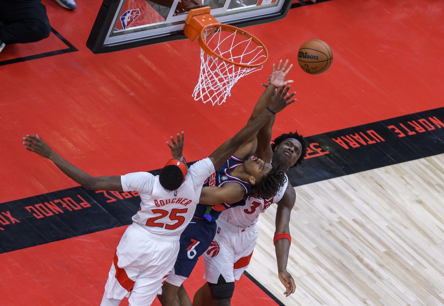 Fotografía de archivo en la que se registró Tyrese Maxey (c), base de los de los Sixers de Filadelfia, quien aportó 44 puntos en el triunfo a domicilio de equipo 90-112sobre los Raptors de Toronto. EFE/Eduardo Lima