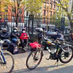 Fotografía de archivo de repartidores de comida que esperan en un parque de Midtown Manhattan en Nueva York. EFE/Ruth E. Hernández