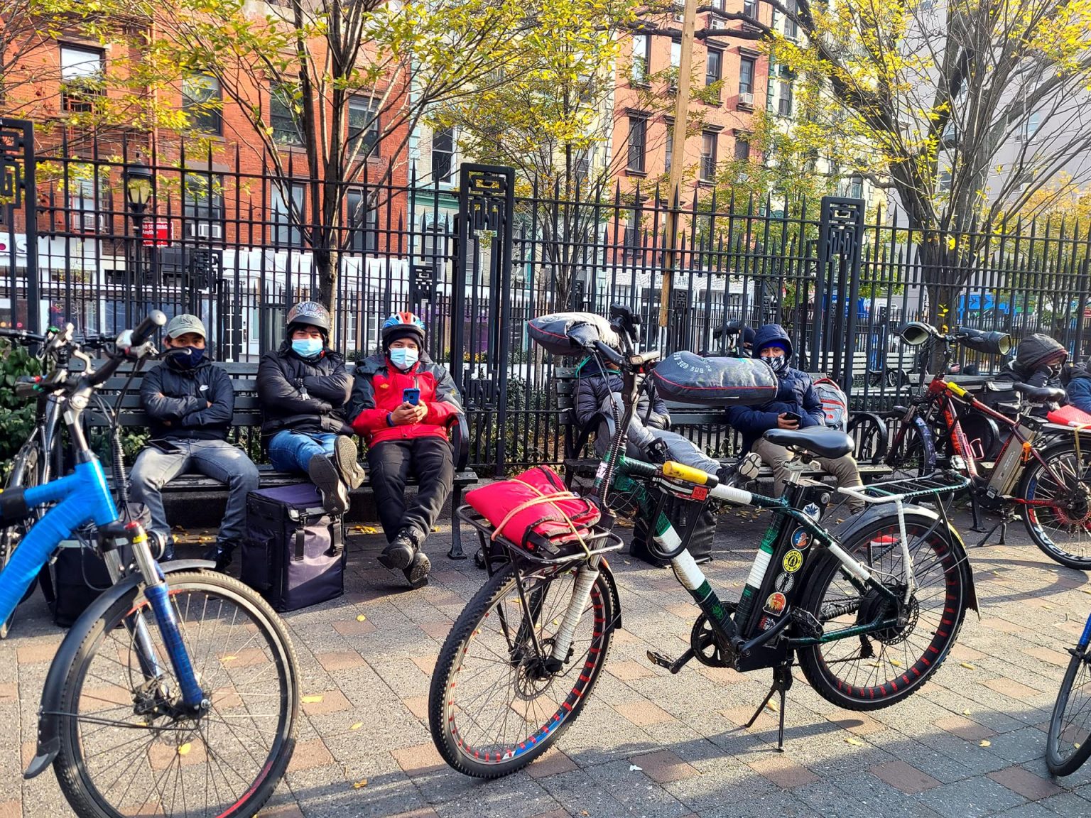 Fotografía de archivo de repartidores de comida que esperan en un parque de Midtown Manhattan en Nueva York. EFE/Ruth E. Hernández