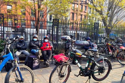 Fotografía de archivo de repartidores de comida que esperan en un parque de Midtown Manhattan en Nueva York. EFE/Ruth E. Hernández