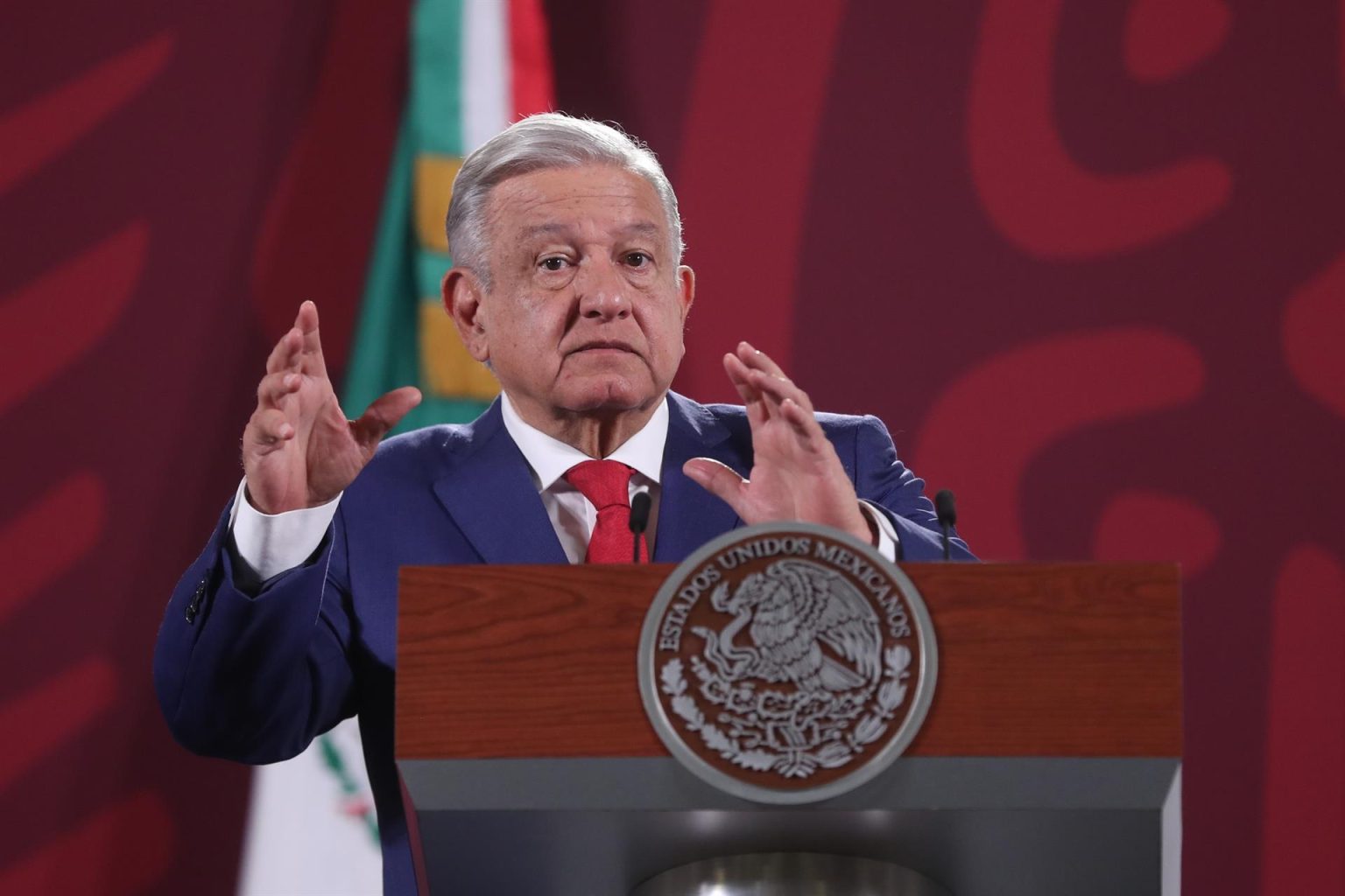 El presidente de México, Andrés Manuel López Obrador, habla durante su conferencia matutina hoy, en el Palacio Nacional, en Ciudad de México (México). EFE/ Sáshenka Gutiérrez