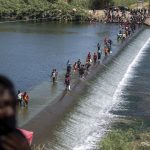 Fotografía de archivo donde se observa a migrantes procedentes de Haití, cruzando el río Bravo rumbo a Estados Unidos, el 18 de septiembre de 2021 en Ciudad Acuña, estado de Coahuila (México). EFE/Miguel Sierra