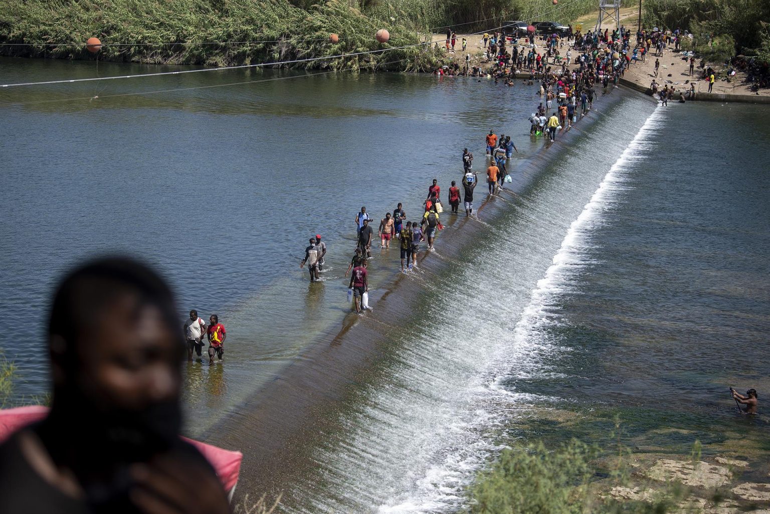 Fotografía de archivo donde se observa a migrantes procedentes de Haití, cruzando el río Bravo rumbo a Estados Unidos, el 18 de septiembre de 2021 en Ciudad Acuña, estado de Coahuila (México). EFE/Miguel Sierra