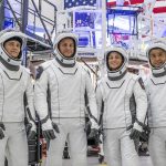 Fotografía fechada el 13 de agosto de 2022 cedida por SpaceX donde aparecen los astronautas de SpaceX Crew-5 (de izq. a dcha.) la especialista de misión, Anna Kikina; el piloto, Josh Cassada; la comandante de la nave espacial, Nicole Mann, y el especialista en misiones de la Agencia de Exploración Aeroespacial de Japón (JAXA), Koichi Wakata, equipados y listos para participar en una prueba de interfaz de equipo de tripulación (CEIT) en la sede de SpaceX en Hawthorne, California. EFE/SpaceX /SOLO USO EDITORIAL /NO VENTAS /SOLO DISPONIBLE PARA ILUSTRAR LA NOTICIA QUE ACOMPAÑA /CRÉDITO OBLIGATORIO
