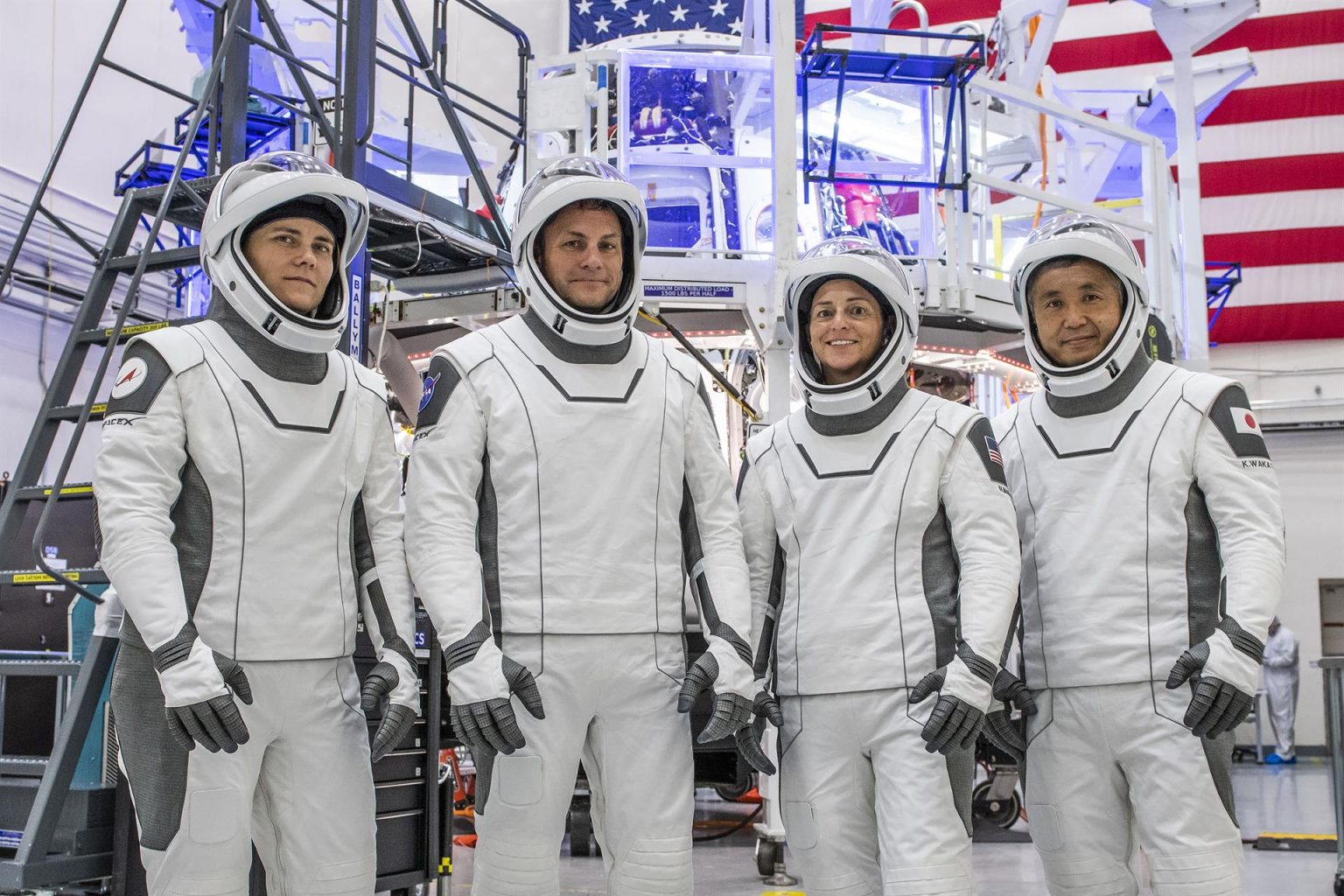 Fotografía fechada el 13 de agosto de 2022 cedida por SpaceX donde aparecen los astronautas de SpaceX Crew-5 (de izq. a dcha.) la especialista de misión, Anna Kikina; el piloto, Josh Cassada; la comandante de la nave espacial, Nicole Mann, y el especialista en misiones de la Agencia de Exploración Aeroespacial de Japón (JAXA), Koichi Wakata, equipados y listos para participar en una prueba de interfaz de equipo de tripulación (CEIT) en la sede de SpaceX en Hawthorne, California. EFE/SpaceX /SOLO USO EDITORIAL /NO VENTAS /SOLO DISPONIBLE PARA ILUSTRAR LA NOTICIA QUE ACOMPAÑA /CRÉDITO OBLIGATORIO