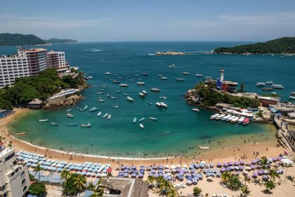 Fotografía aérea tomada con un dron que muestra una vista general de la Bahía de Acapulco en el estado de Guerrero (México). EFE/ David Guzmán