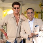 Fotografía promocional cedida por Martín Espino donde aparece el cantante colombiano Carlos Vives (i) y el salsero puertorriqueño Gilberto Santa Rosa (d), durante el rodaje del video musical del tema "For Sale" incluido en el disco "Debut y Segunda Tanda". EFE/ Martin Espino SOLO USO EDITORIAL SOLO DISPONIBLE PARA ILUSTRAR LA NOTICIA QUE ACOMPAÑA (CRÉDITO OBLIGATORIO)