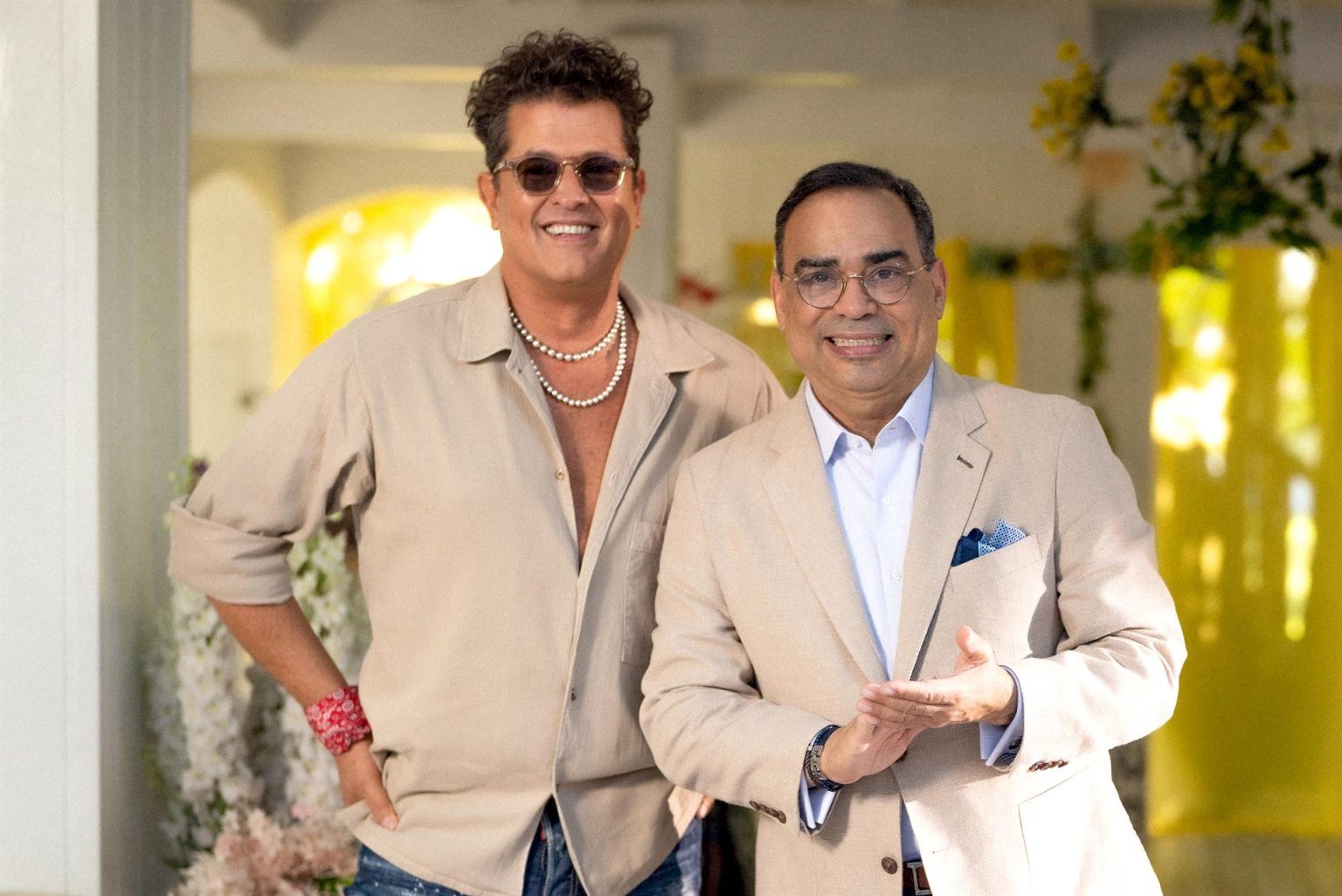 Fotografía promocional cedida por Martín Espino donde aparece el cantante colombiano Carlos Vives (i) y el salsero puertorriqueño Gilberto Santa Rosa (d), durante el rodaje del video musical del tema "For Sale" incluido en el disco "Debut y Segunda Tanda". EFE/ Martin Espino SOLO USO EDITORIAL SOLO DISPONIBLE PARA ILUSTRAR LA NOTICIA QUE ACOMPAÑA (CRÉDITO OBLIGATORIO)