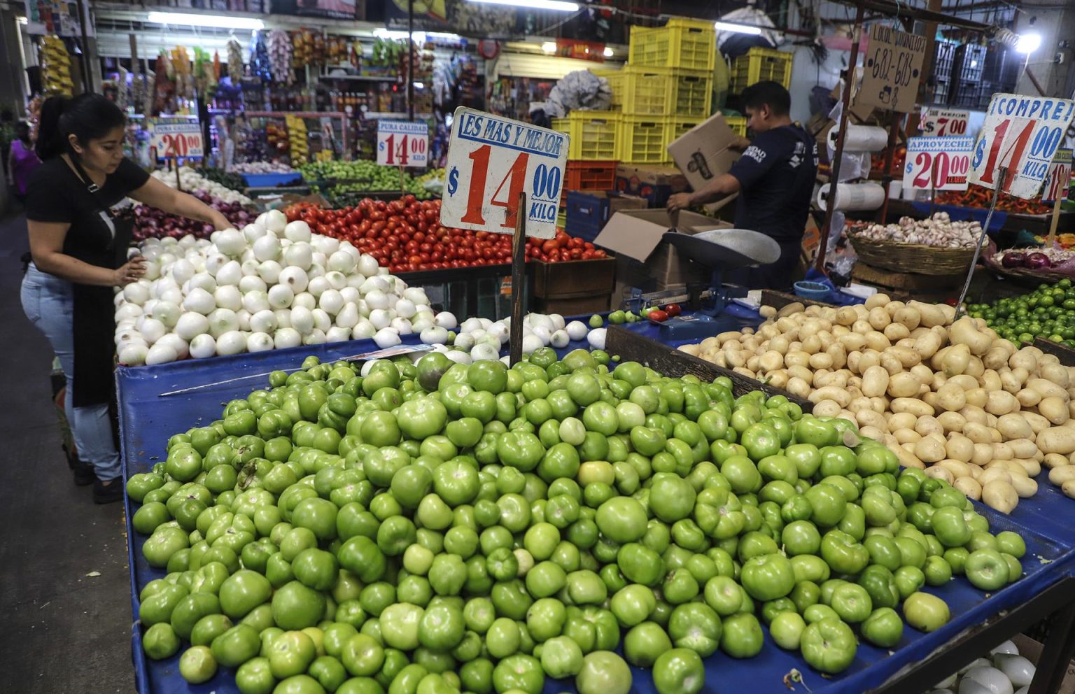 Comerciantes ofrecen sus productos en el Mercado Jamaica, en la Ciudad de México (México). Imagen de archivo. EFE/Isaac Esquivel
