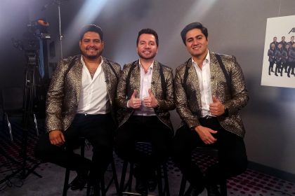 Los integrantes de la banda La Adictiva (de izq. a dcha.) Isaac Salas, Guillermo Garza y Jerry Corrales posan para Efe durante una entrevista realizada hoy en Miami, Florida (EE.UU.). EFE/Alfonso Rodríguez