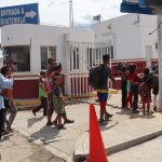 Una familia de migrantes de origen venezolano cruza hoy, un puesto fronterizo en la ciudad de Tapachula, estado de Chiapas (México). EFE/Juan Manuel Blanco