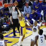 Juan Toscano-Anderson (c), alero de los Lakers de Los Ángeles, fue registrado este domingo, 9 de octubre, al atacar el aro que definden los Warriors de Golden State, durante un partido de pretemporada de la NBA, en el estadio Chase Center, en San Francisco (CA, EE.UU.). EFE/John G. Mabanglo