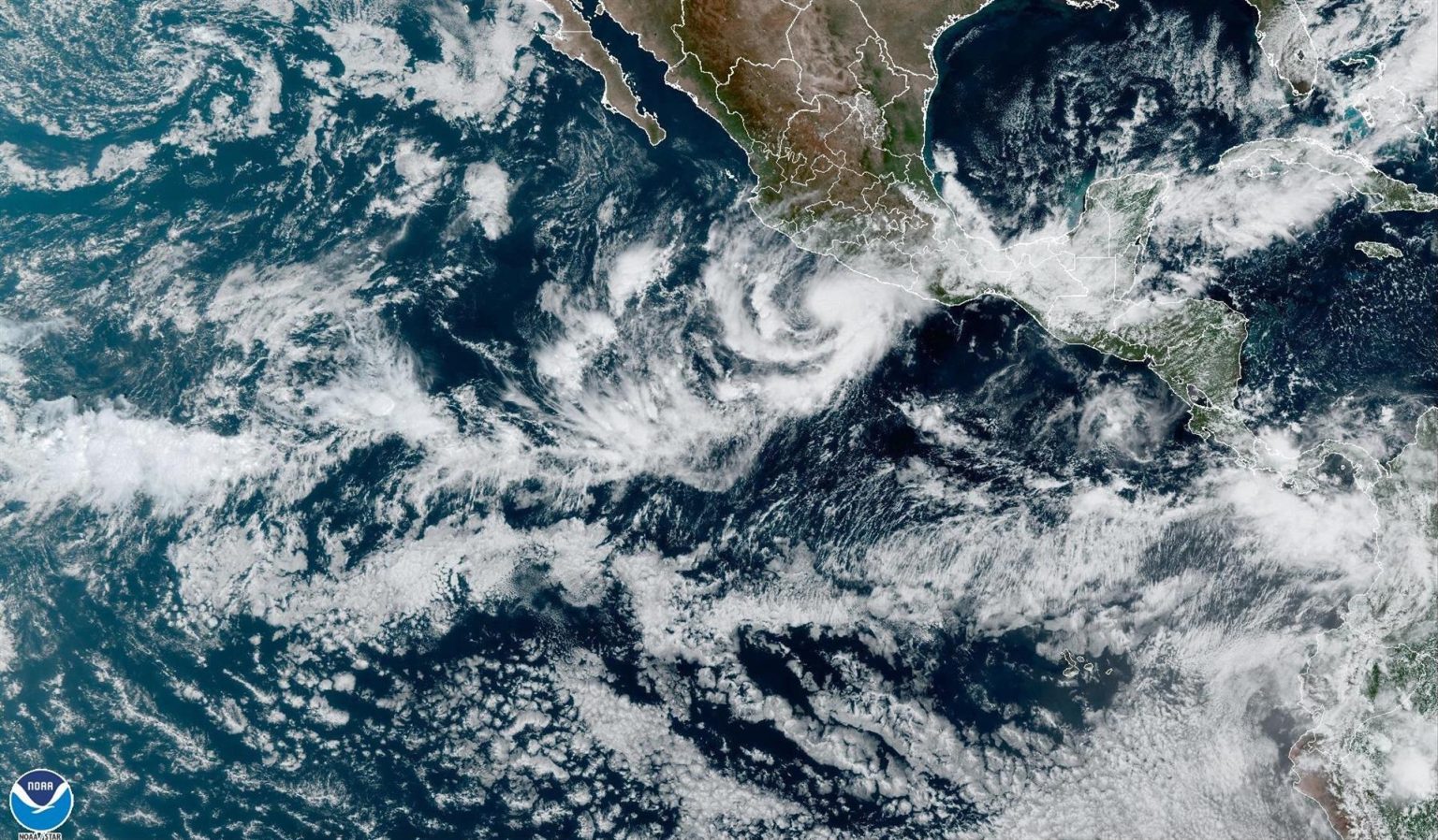 Imagen satelital cedida por la Oficina Nacional de Administración Oceánica y Atmosférica de Estados Unidos (NOAA) a través del Centro Nacional de Huracanes (NHC), en la que se muestra la localización de la tormenta tropical Roslyn en el Pacífico. EFE/NOAA-NHC /SOLO USO EDITORIAL /NO VENTAS /SOLO DISPONIBLE PARA ILUSTRAR LA NOTICIA QUE ACOMPAÑA /CRÉDITO OBLIGATORIO