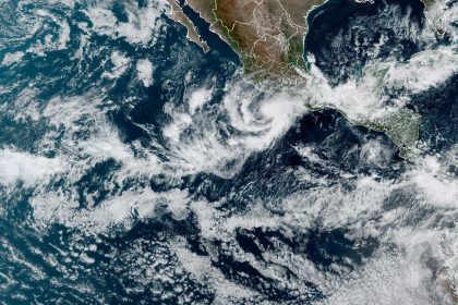 Imagen satelital cedida por la Oficina Nacional de Administración Oceánica y Atmosférica de Estados Unidos (NOAA) a través del Centro Nacional de Huracanes (NHC), en la que se muestra la localización de la tormenta tropical Roslyn en el Pacífico. EFE/NOAA-NHC /SOLO USO EDITORIAL /NO VENTAS /SOLO DISPONIBLE PARA ILUSTRAR LA NOTICIA QUE ACOMPAÑA /CRÉDITO OBLIGATORIO