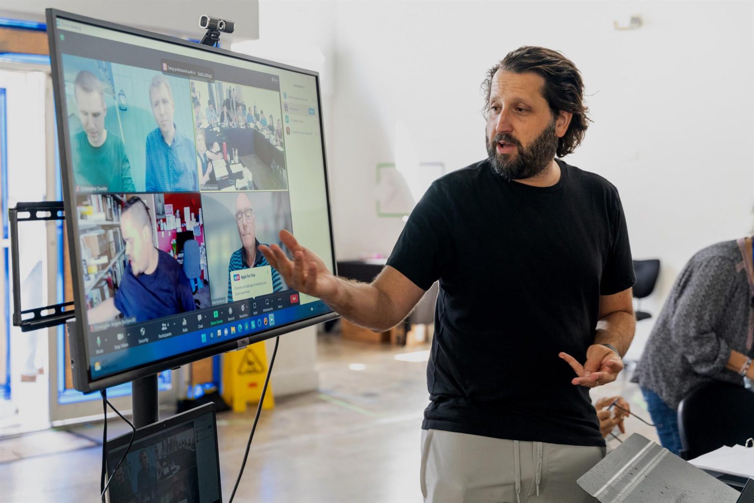 Fotografía cedida por Andrés Manner a través de Miami New Drama donde aparece el creador de esta compañía, el venezolano Michel Hausmann, durante la preparación de la puesta en escena de la obra teatral "Elían" que se presentará en inglés con subtítulos en español desde hoy jueves hasta el 20 de noviembre en el Colony Theatre, de Miami Beach, Florida (EEUU). EFE/ Andrés Manner SOLO USO EDITORIAL SOLO DISPONIBLE PARA IUSTRAR LA NOTICIA QUE ACOMPAÑA (CRÉDITO OBLIGATORIO)