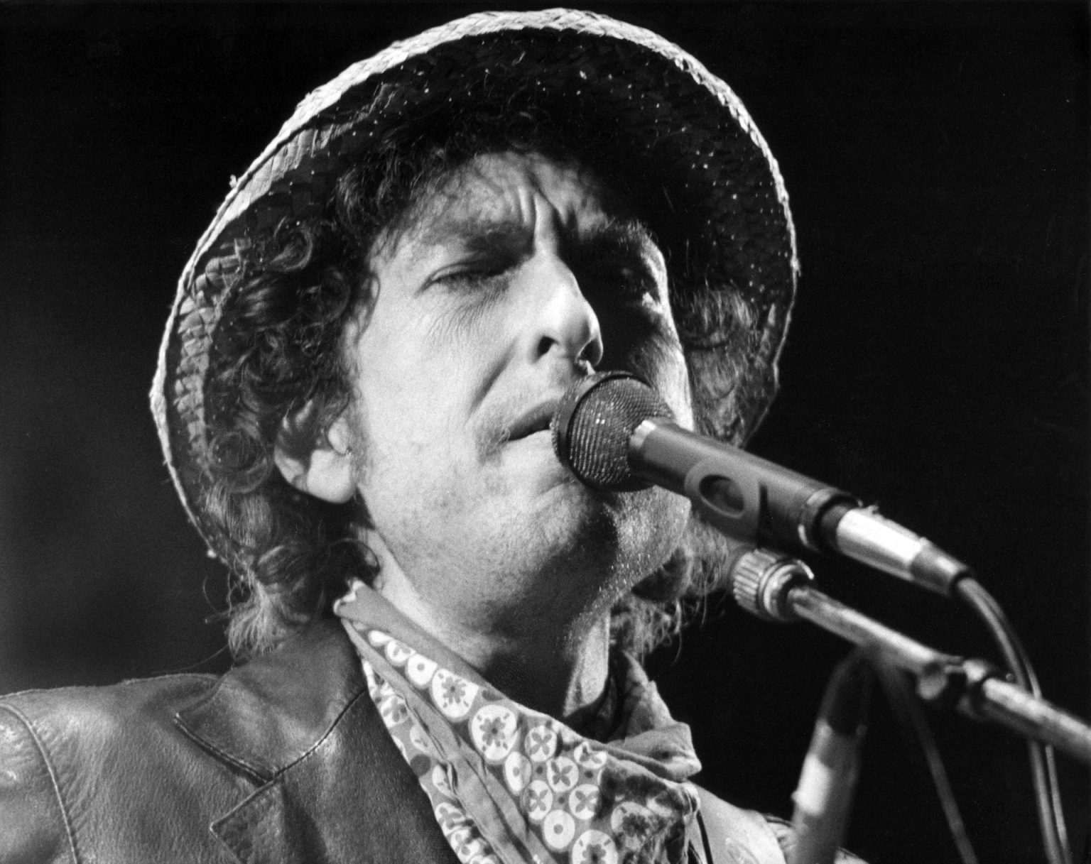 Fotografía de archivo fechada el 3 de junio de 1984 que muestra al cantautor estadounidense Bod Dylan. EFE/Istvan Bajzat