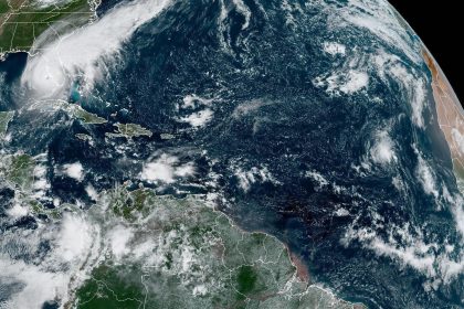 Imagen satelital cedida hoy por la Oficina Nacional de Administración Oceánica y Atmosférica de Estados Unidos (NOAA), a través del Centro Nacional de Huracanes (NHC), en la que se registra la localización del huracán Ian de categoría 4 en la escala Saffir-Simpson en el Golfo de México frente a la costa de Florida. Ian enfila hacia la costa oeste de Florida con vientos de 155 millas por hora (250 km/h), donde se prevé toque tierra este miércoles y produzca efectos catastróficos, mientras las autoridades piden a la población de esa área a protegerse y "rezar". EFE/NOAA-NHC /SOLO USO EDITORIAL /NO VENTAS /SOLO DISPONIBLE PARA ILUSTRAR LA NOTICIA QUE ACOMPAÑA /CRÉDITO OBLIGATORIO