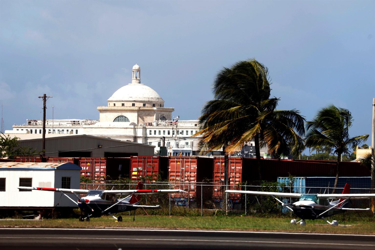 Vista de lejos donde aparece el Capitolio de Puerto Rico en San Juan (al fondo). Fotografía de archivo. EFE/Thais LLorca