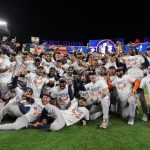 Los integrantes de los Astros de Houston fueron registrados este domingo, 23 de octubre, al celebrar su paso a la Serie Mundial de la MLB, luego de vencer a los Yanquis de Nueva York 6 carreras por 5 y ganar la Serie de Campeonato de la Liga American, en la que se impusieron 4 juegos por 0, en el Yankee Stadium, en el Bronx (NY, EE.UU.). EFE/Justin Lane