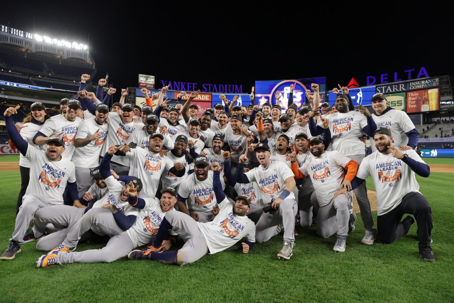 Los integrantes de los Astros de Houston fueron registrados este domingo, 23 de octubre, al celebrar su paso a la Serie Mundial de la MLB, luego de vencer a los Yanquis de Nueva York 6 carreras por 5 y ganar la Serie de Campeonato de la Liga American, en la que se impusieron 4 juegos por 0, en el Yankee Stadium, en el Bronx (NY, EE.UU.). EFE/Justin Lane