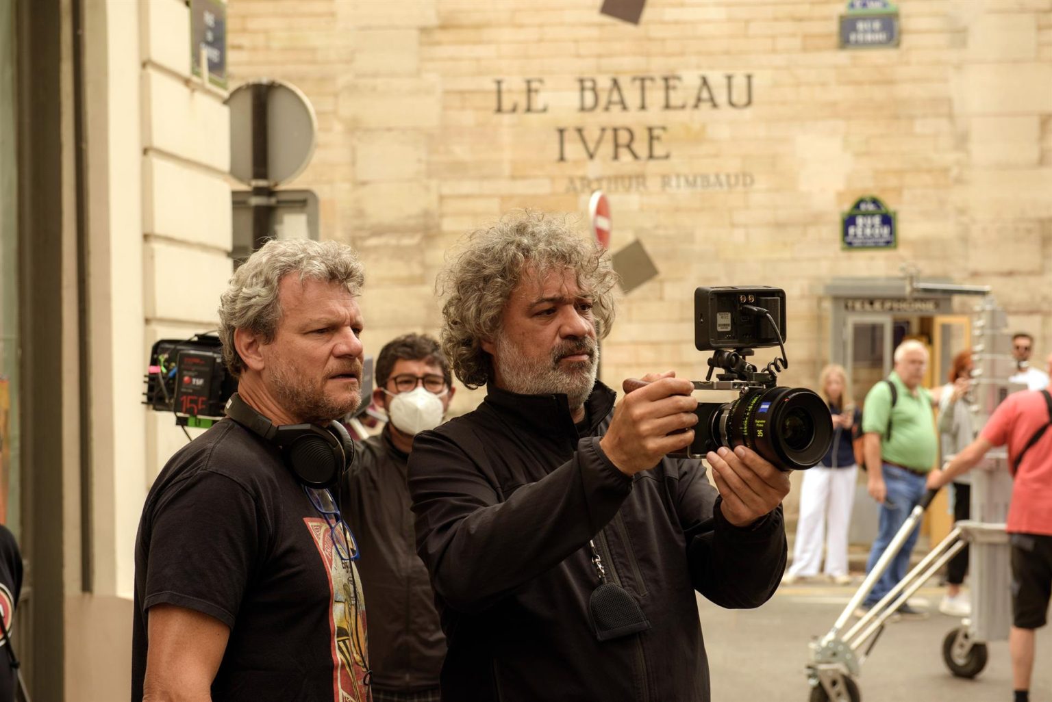 Fotografía cedida hoy por TelevisaUnivision que muestra al director Alejandro Bazzano (i) y el cinematógrafo David Azcano durante el rodaje de la serie "Travesuras de la niña mala", que estará disponible antes de fin de año a través de su nuevo servicio de "streaming" por suscripción ViX+. EFE/TelevisaUnivision /SOLO USO EDITORIAL /NO VENTAS /SOLO DISPONIBLE PARA ILUSTRAR LA NOTICIA QUE ACOMPAÑA /CRÉDITO OBLIGATORIO