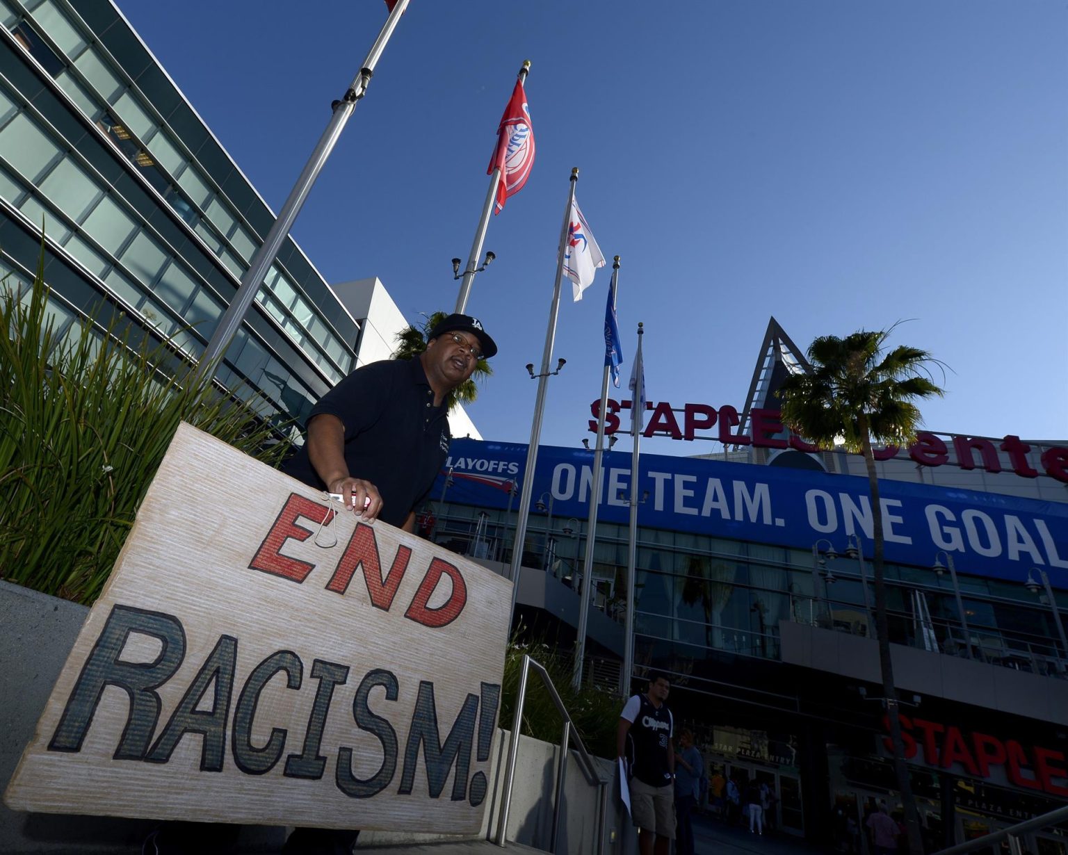 Una persona sostiene un letrero que dice "Fin al racismo". Imagen de archivo. EPA/Paul Buck/PROHIBIDO SU USO EN CORBIS