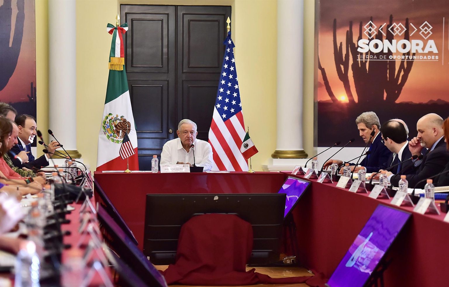 Fotografía cedida por la Presidencia de México del mandatario mexicano, Andrés Manuel López Obrador (c), durante una reunión con el enviado especial presidencial de los Estados Unidos para el clima, John Kerry (d), el 28 de octubre de 2022, en Hermosillo (México).  EFE/ Presidencia De México