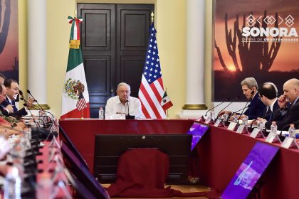 Fotografía cedida por la Presidencia de México del mandatario mexicano, Andrés Manuel López Obrador (c), durante una reunión con el enviado especial presidencial de los Estados Unidos para el clima, John Kerry (d), el 28 de octubre de 2022, en Hermosillo (México).  EFE/ Presidencia De México