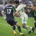 Fotografía de archivo en la que se registró al delantero mexicano Carlos Vela (c), de Los Ángeles FC (LAFC), durante un partido de la MLS, en el estadio Banc of California, en Los Ángeles (CA, EE.UU.). EFE/Armando Arorizo