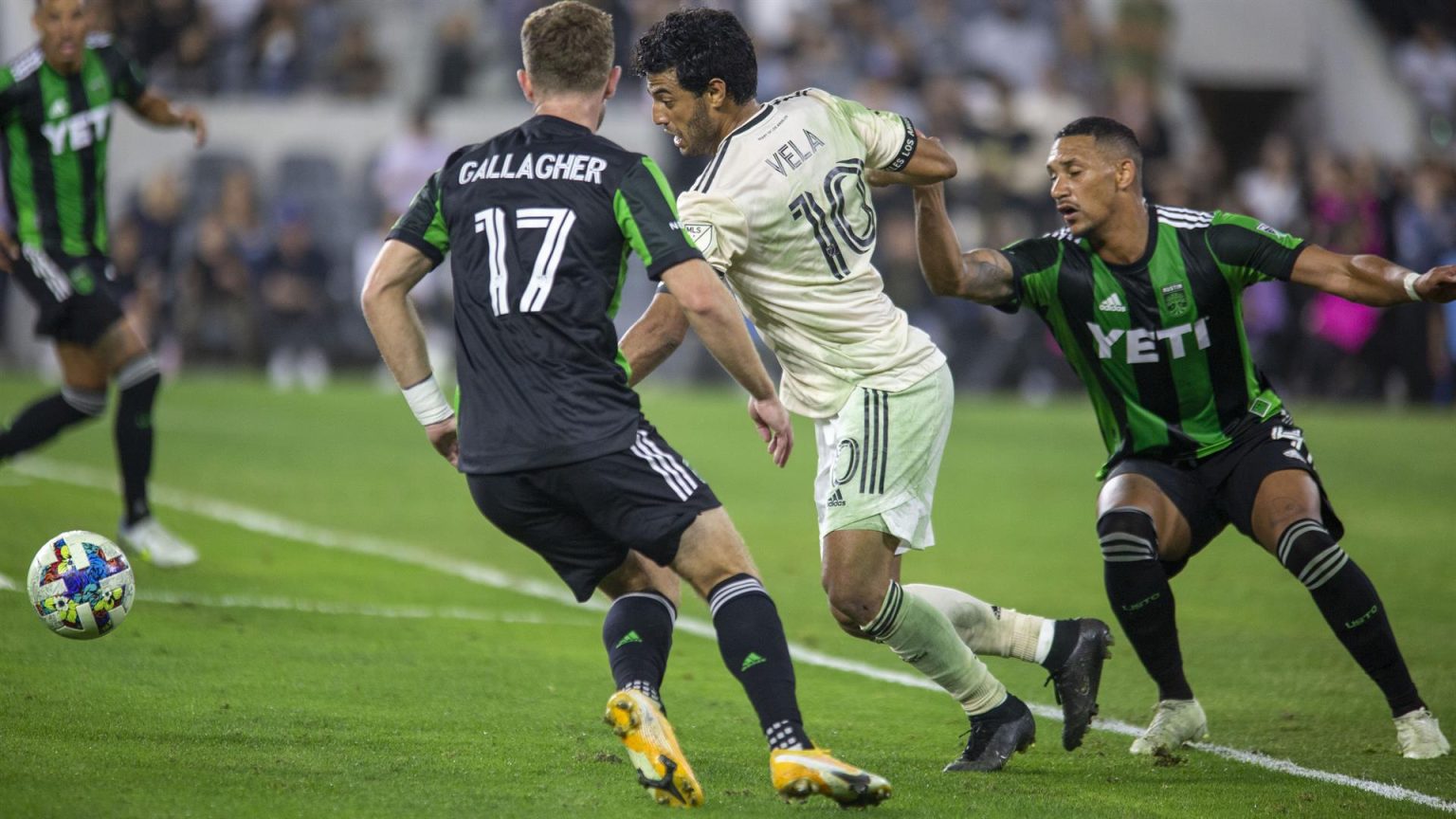 Fotografía de archivo en la que se registró al delantero mexicano Carlos Vela (c), de Los Ángeles FC (LAFC), durante un partido de la MLS, en el estadio Banc of California, en Los Ángeles (CA, EE.UU.). EFE/Armando Arorizo