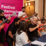 Integrantes de la formación musical francesa de origen español Gipsy Kings, interpretan una canción durante una rueda de prensa hoy en un hotel de la ciudad de Monterrey estado de Nuevo León. (México). EFE/Miguel Sierra.