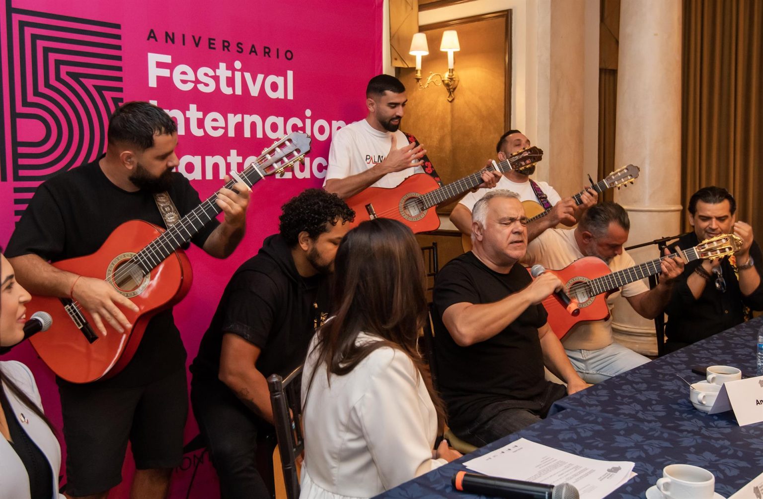 Integrantes de la formación musical francesa de origen español Gipsy Kings, interpretan una canción durante una rueda de prensa hoy en un hotel de la ciudad de Monterrey estado de Nuevo León. (México). EFE/Miguel Sierra.