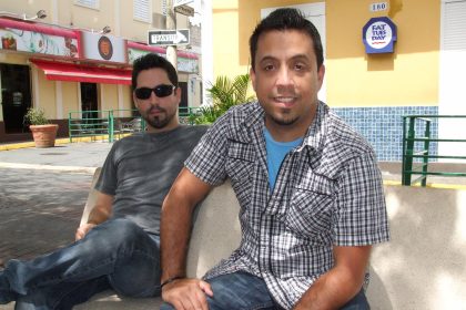 Dos de los integrantes del grupo puertorriqueño de música cristiana "Son by Four", Georgie Montes (i.) y su hermano Javier (d.) posan para una fotografía durante una entrevista con Efe en San Juan, Puerto Rico. Imagen de archivo. EFE/Jorge Muñiz