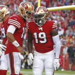 El receptor abierto de los San Francisco 49ers, Deebo Samuel (D), es saludado por el mariscal de campo de los San Francisco 49ers, Jimmy Garoppolo (I),en una fotografía de archivo. EFE/EPA/John G. Mabanglo