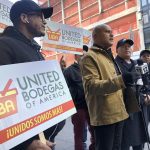 El portavoz de la organización "United Bodegas of America" (UBA), Fernando Mateo (c), habla hoy, durante una rueda de prensa convocada frente a la entrada de la estación de autobuses de la Octava Avenida en Nueva York (EEUU). EFE/Javier Otazu